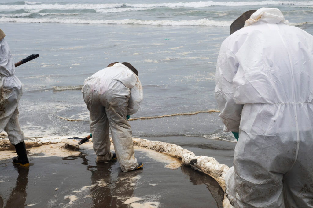 Lupa Ambiental | Limpeza de derramamentos de óleo na praia com a empresa Repsol em Lima, Peru, no ano de 2022