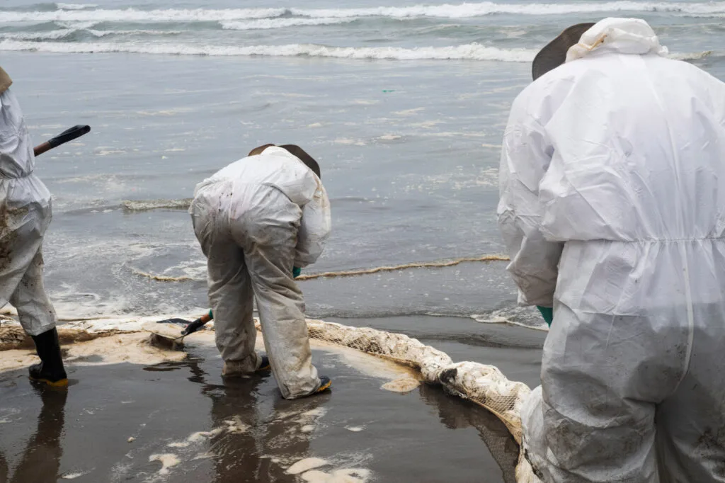 Lupa Ambiental | Limpeza de derramamentos de óleo na praia com a empresa Repsol em Lima, Peru, no ano de 2022
