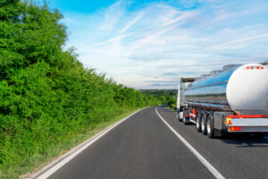 Lupa Ambiental | Grande caminhão-tanque trafega por rodovia rural
