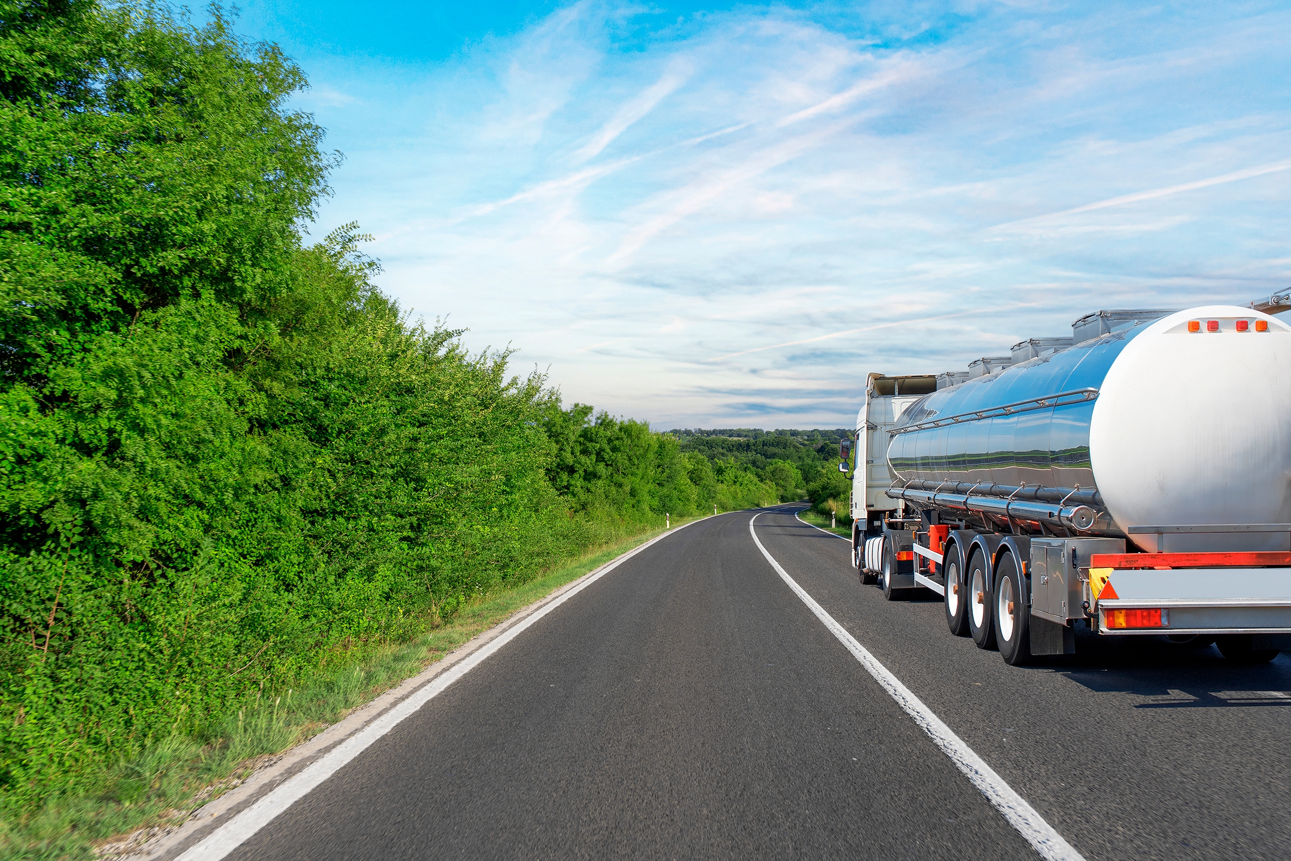 Lupa Ambiental | Grande caminhão-tanque trafega por rodovia rural