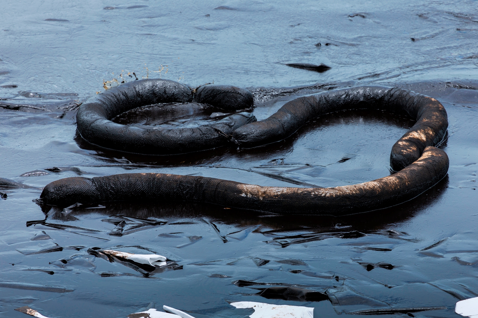 Lupa Ambiental | Barreira de contenção de óleo em águas poluídas, um equipamento essencial para controle de derramamentos e proteção ambiental em emergências industriais.